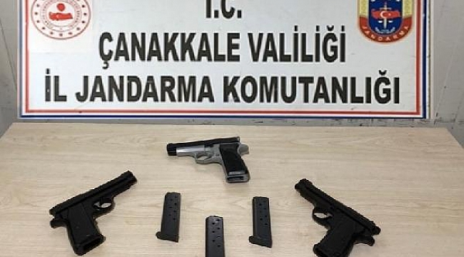 Çanakkale'de otomobilde 3 ruhsatsız tabanca ele geçirildi