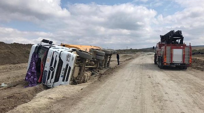 Gelibolu'da mıcır yüklü kamyon devrildi: 1 yaralı