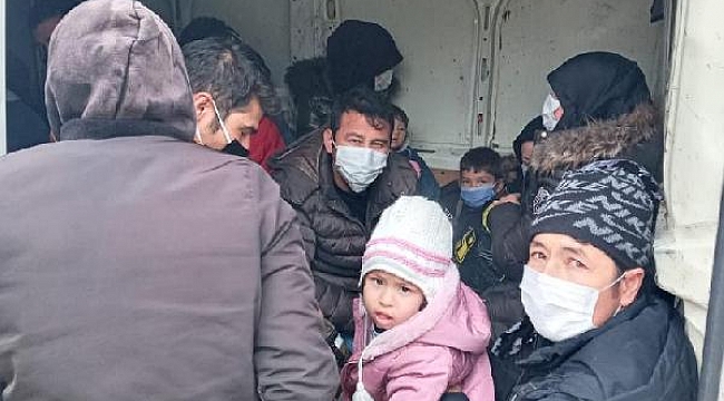 Kapalı kasa minibüste 38 kaçak göçmen yakalandı