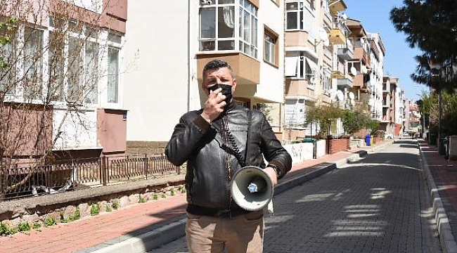 Muhtar elinde megafonla, mahalleliye koronavirüs uyarısı yapıyor