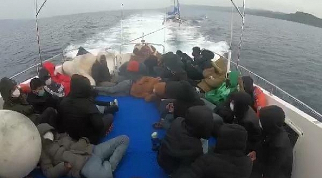 Ayvacık açıklarında 29 kaçak göçmen kurtarıldı, 2 insan kaçakçısı yakalandı