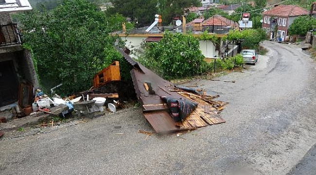 Ayvacık'ta sağanak ve fırtına çatıları uçurdu, ağaçları devirdi