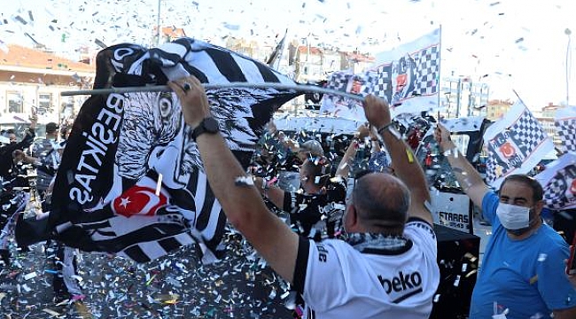 Beşiktaşlı taraftarlardan, Çanakkale Boğazı'nda çifte kupayla kutlama