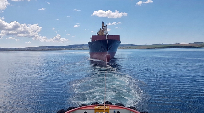 Çanakkale Boğazı'nda makine arızası yapan gemi, römorkörlerle çekildi
