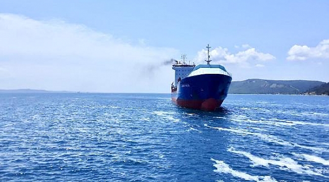 Çanakkale Boğazı'nda arızalanan gemi, plaj önüne demirledi