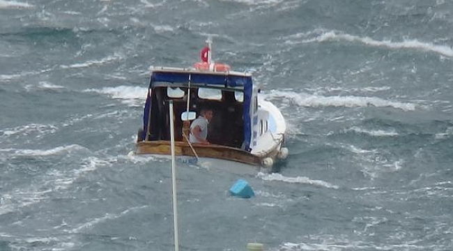 Çanakkale Boğazı'nda kuvvetli poyraz balıkçılara zor anlar yaşattı
