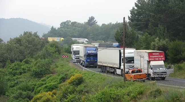 Makine taşıyan TIR'ın şasisi kırıldı; Çanakkale-İzmir karayolu ulaşıma kapandı