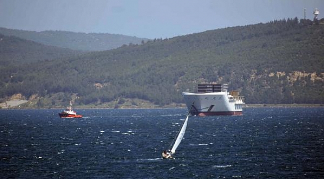 Romanya'da kurulan yolcu gemisinin ön bölümü, Çanakkale Boğazı'ndan geçti