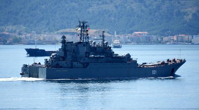 Rus savaş gemisi Çanakkale Boğazı'ndan geçti
