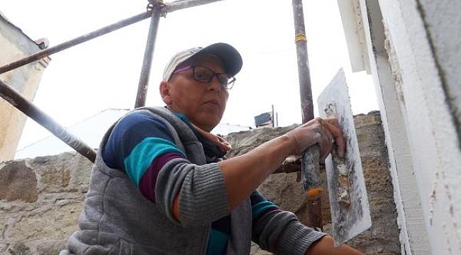 Sema usta, elinde malayla 23 yıldır inşaatlarda 