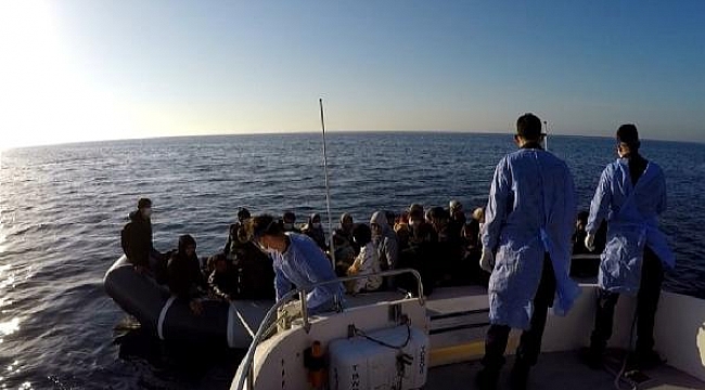 Yunanistan'ın ölüme terk ettiği 53 kaçak göçmeni Sahil Güvenlik kurtardı