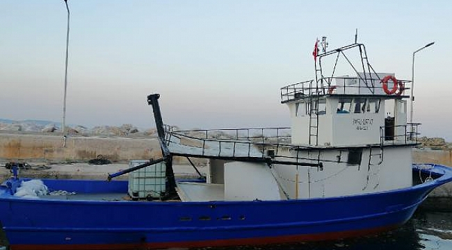 Çanakkale Boğazı'nda arızalanan tekne kıyıya çekildi