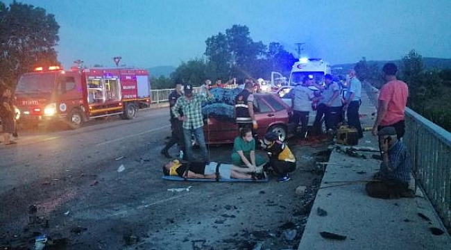 Çanakkale'de iki otomobil kafa kafaya çarpıştı: 3 ölü, 5 yaralı