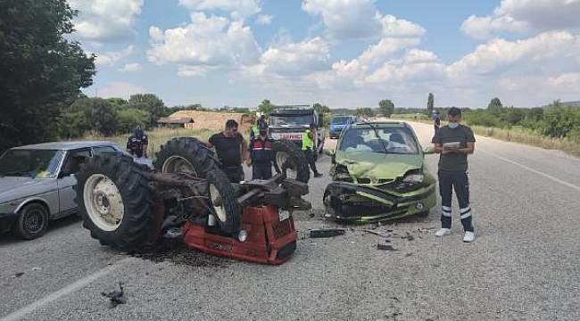 Çanakkale'de otomobille çarpışan traktör ters döndü: 4 yaralı