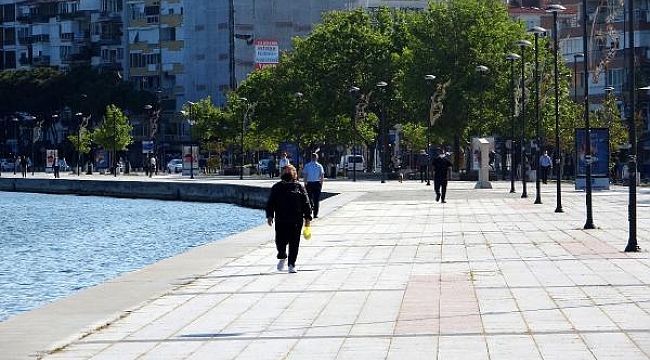 Çanakkaleliler 1,5 ay sonra kordonda yürüdü