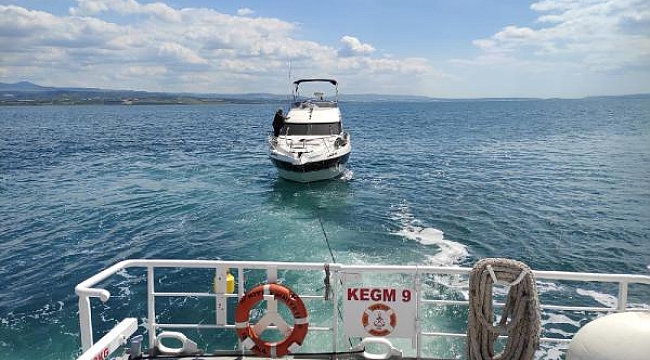 Gelibolu önlerinde makine arızası yaparak sürüklenen tekne rıhtıma çekildi