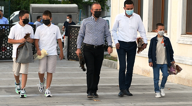 AK Parti Grup Başkanvekili Bülent Turan, Kurban bayramı namazını, Lapseki’de Sahil Camiinde kıldı.