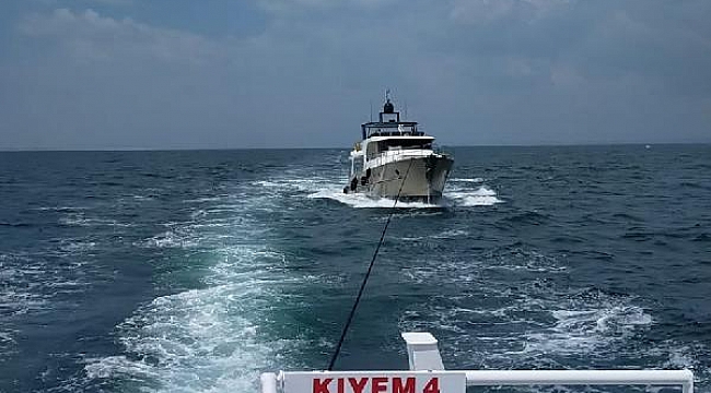 Biga açıklarında sürüklenen, 5 kişinin olduğu tekne kurtarıldı