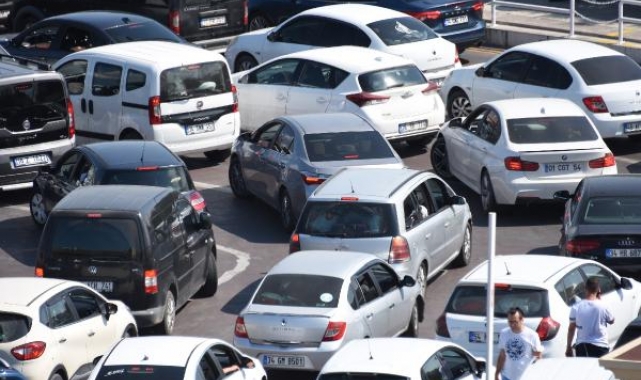Çanakkale feribot iskelesinde tatilcilerin dönüş yoğunluğu sürüyor