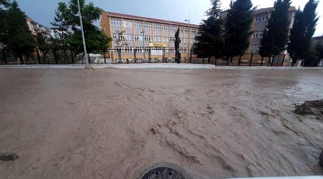 Edirne'de dolu ve sağanak; yollar suyla kaplandı