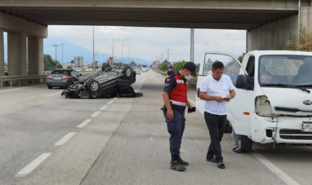 Kamyonete çarpan otomobil takla attı: 4 yaralı