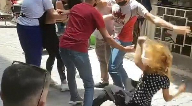 Kavgaya tutuşan genç kızları esnaf ayırdı; o anlar kamerada
