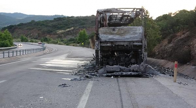 Motoru tutuşan yolcu otobüsü kül oldu, alevler ormana sıçradı