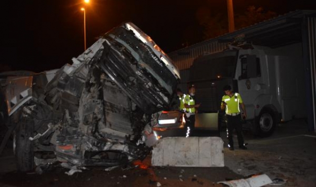 Otomobille çarpışan TIR beton bariyerleri aşıp, emniyetin bahçesine girdi