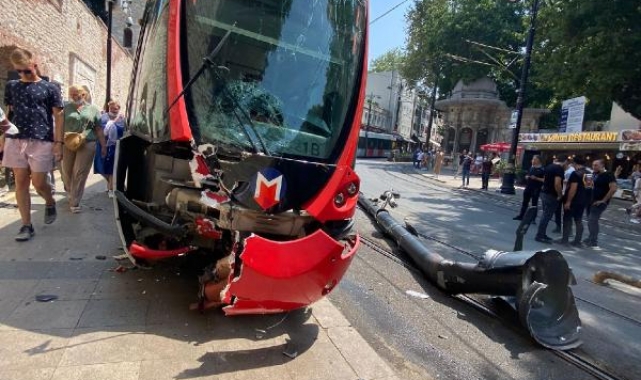 Tramvay yoldan çıkıp elektrik direğine çarptı  