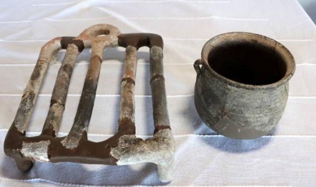 Assos'ta, 1650 yıl önce yemek pişirilen toprak ızgara ve kaplar bulundu