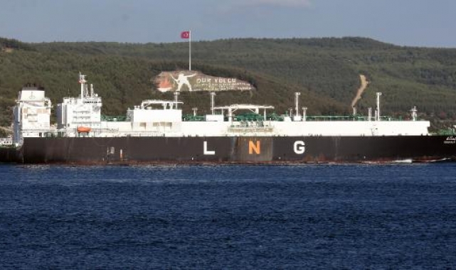 Çanakkale Boğazı, doğalgaz tankerinin geçişi sırasında tek yönlü kapatıldı