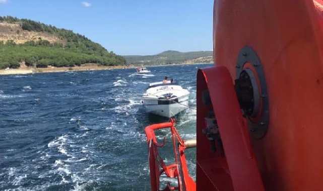 Çanakkale Boğazı'nda makine arızasıyla sürüklenen tekne kurtarıldı