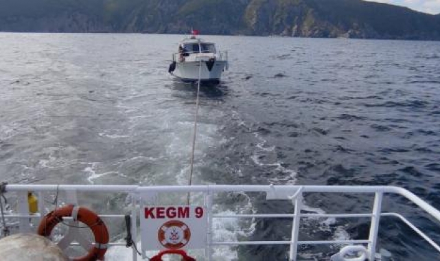 Çanakkale'de sürüklenen yat kurtarıldı