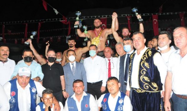 Çardak Yağlı Güreşleri'nde başpehlivan Nedim Gürel oldu