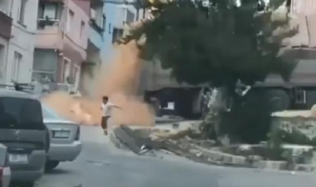 Kamyonun kasasından düşen tuğlaların altında kalmaktan son anda kurtuldu