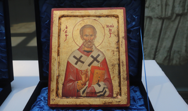 KİLİSELERDEN ÇALINAN 12 ESER'İ BARTHOLOMEOS'A TESLİM ETTİ