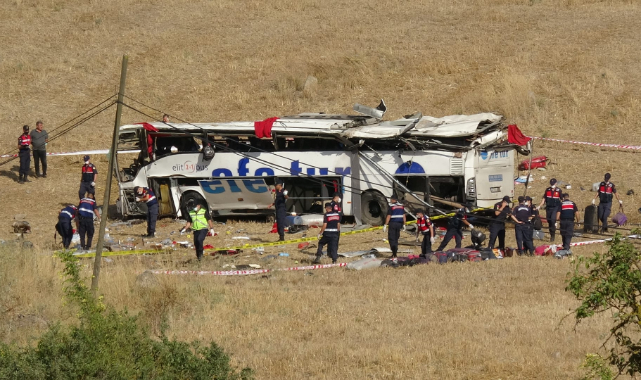 Yolcu otobüsü takla attı: 14 ölü, 18 yaralı