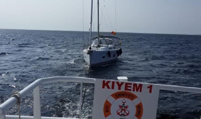 Çanakkale Boğazı açıklarında yakıtı azalan tekne kurtarıldı