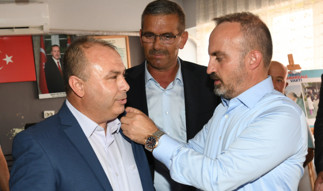 CHP'den AK Parti'ye geçen üyelere rozetlerini AK Parti'li Turan taktı