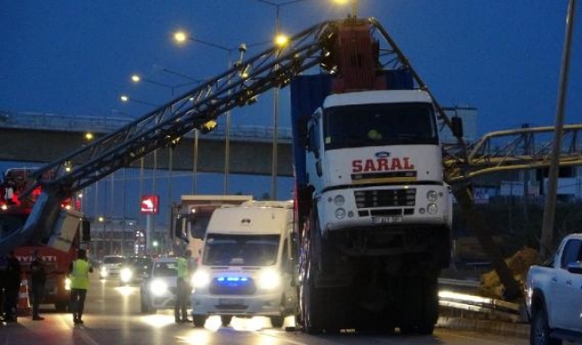 Lapseki'de konteyner taşıyan vinç, plaka tanımlama sistemine çarptı