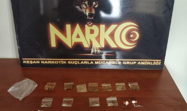 Polisi karşısında görünce uyuşturucuyu klozete attı