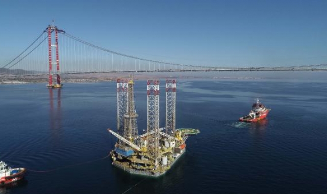 124 metrelik platform, 67 metreye indirilerek Çanakkale Köprüsü'nün altından geçirildi