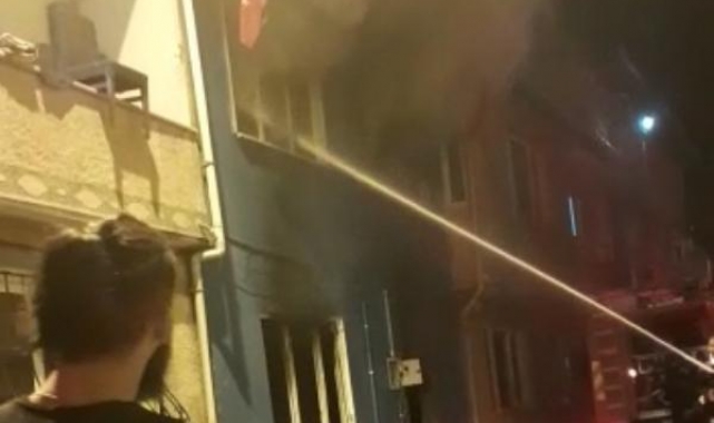 Yangına müdahale eden itfaiye 'Türk bayrağı'nı alevlerin arasından alıp, karşı binaya astı