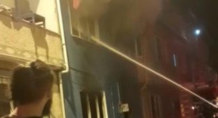 Yangına müdahale eden itfaiye 'Türk bayrağı'nı alevlerin arasından alıp, karşı binaya astı