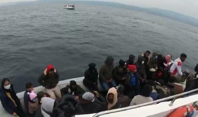 Ayvacık açıklarında, lastik bottaki 40 kaçak göçmen kurtarıldı 