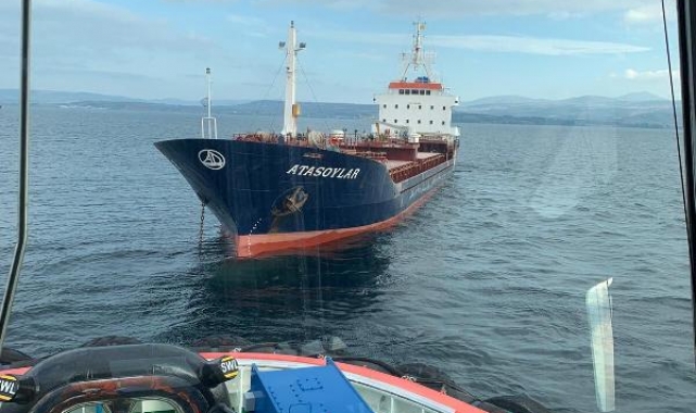 Çanakkale Boğazı'nda makine arızası yapan gemi limana çekildi