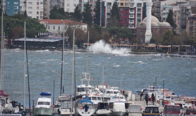 Çanakkale'de deniz ulaşımına 'lodos' engeli