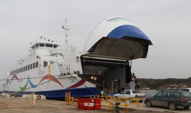 Çanakkale'de feribot seferlerine 'fırtına' iptali