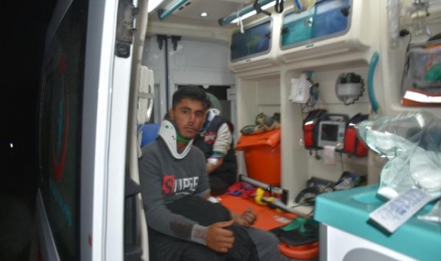 Edirne'de kaçak göçmenleri taşıyan minibüs devrildi: 16 yaralı