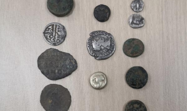 Evde 19 sikke ele geçirildi
